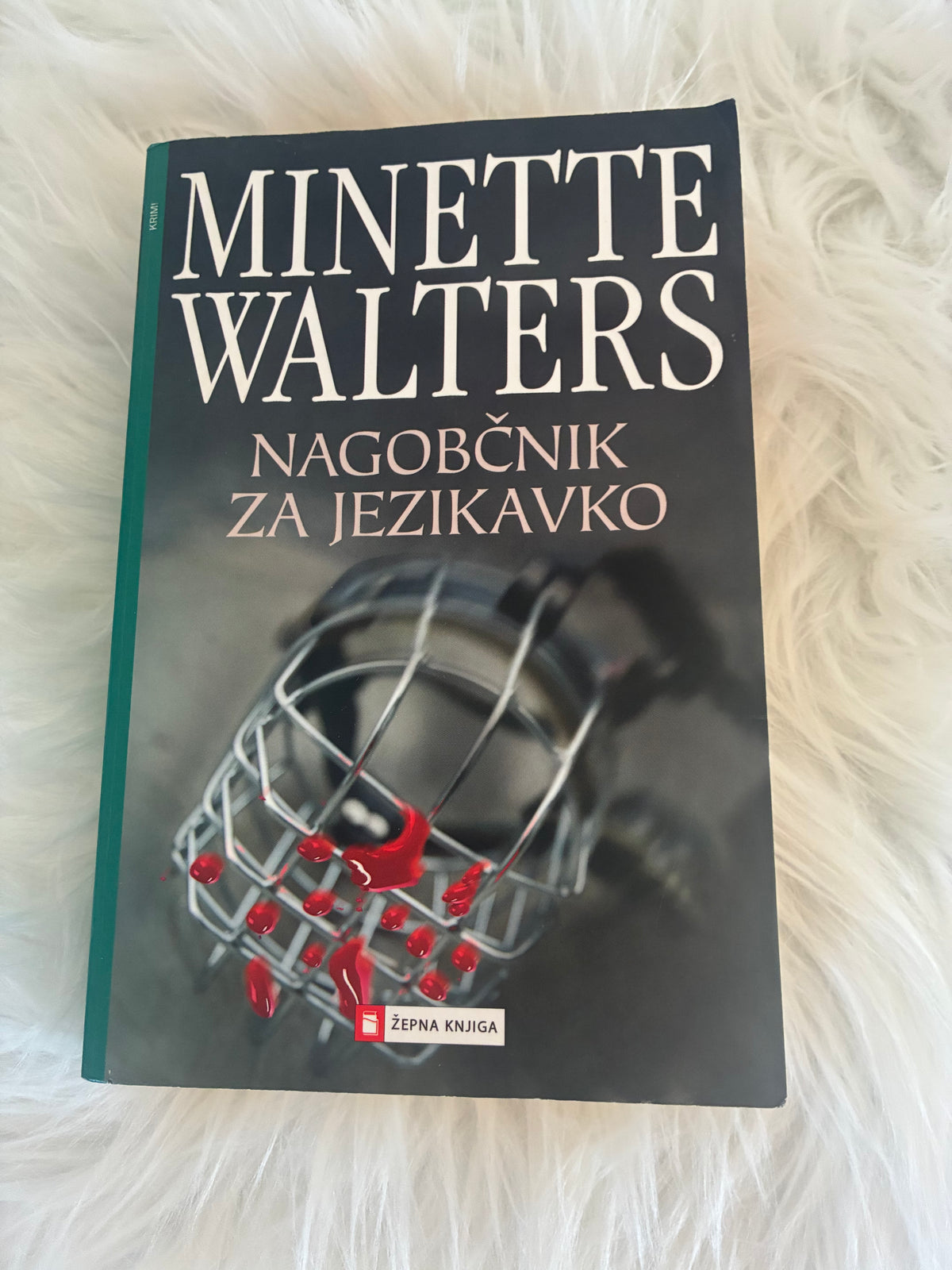 Nagobčnik za jezikavko Minette Walters