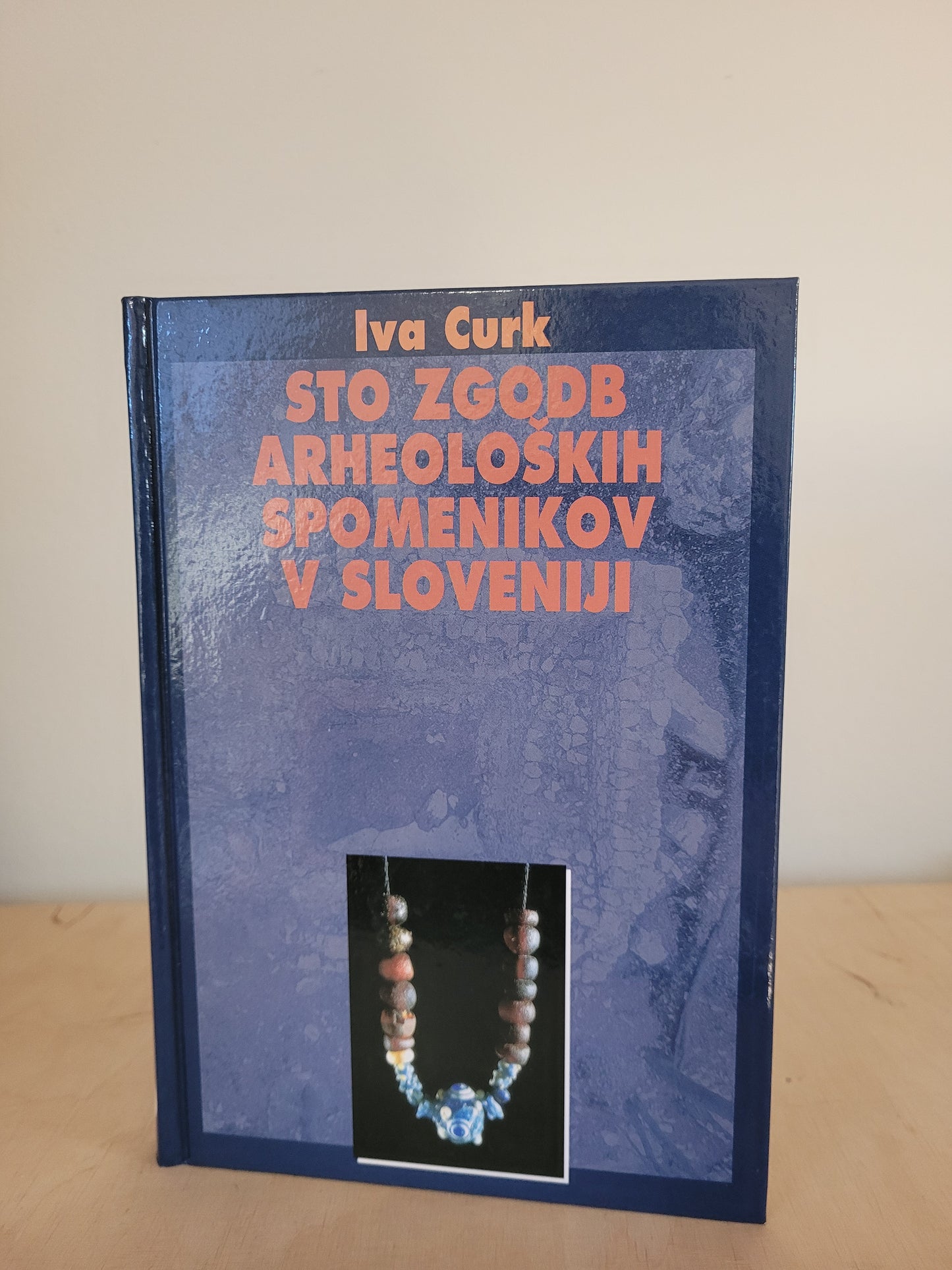 Sto zgodb arheoloških spomenikov v Sloveniji Iva Curk