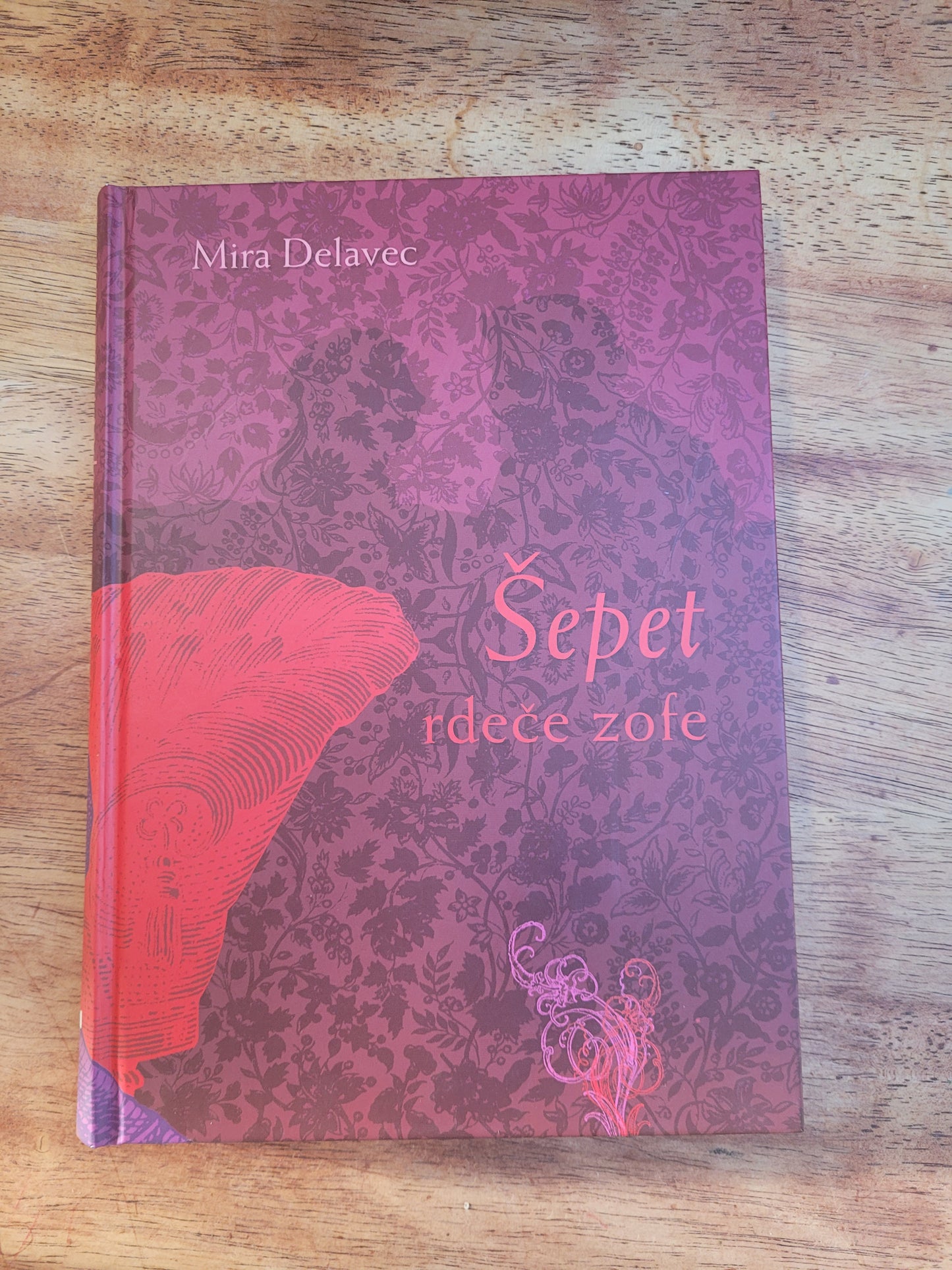 Šepet rdeče zofe Mira Delavec