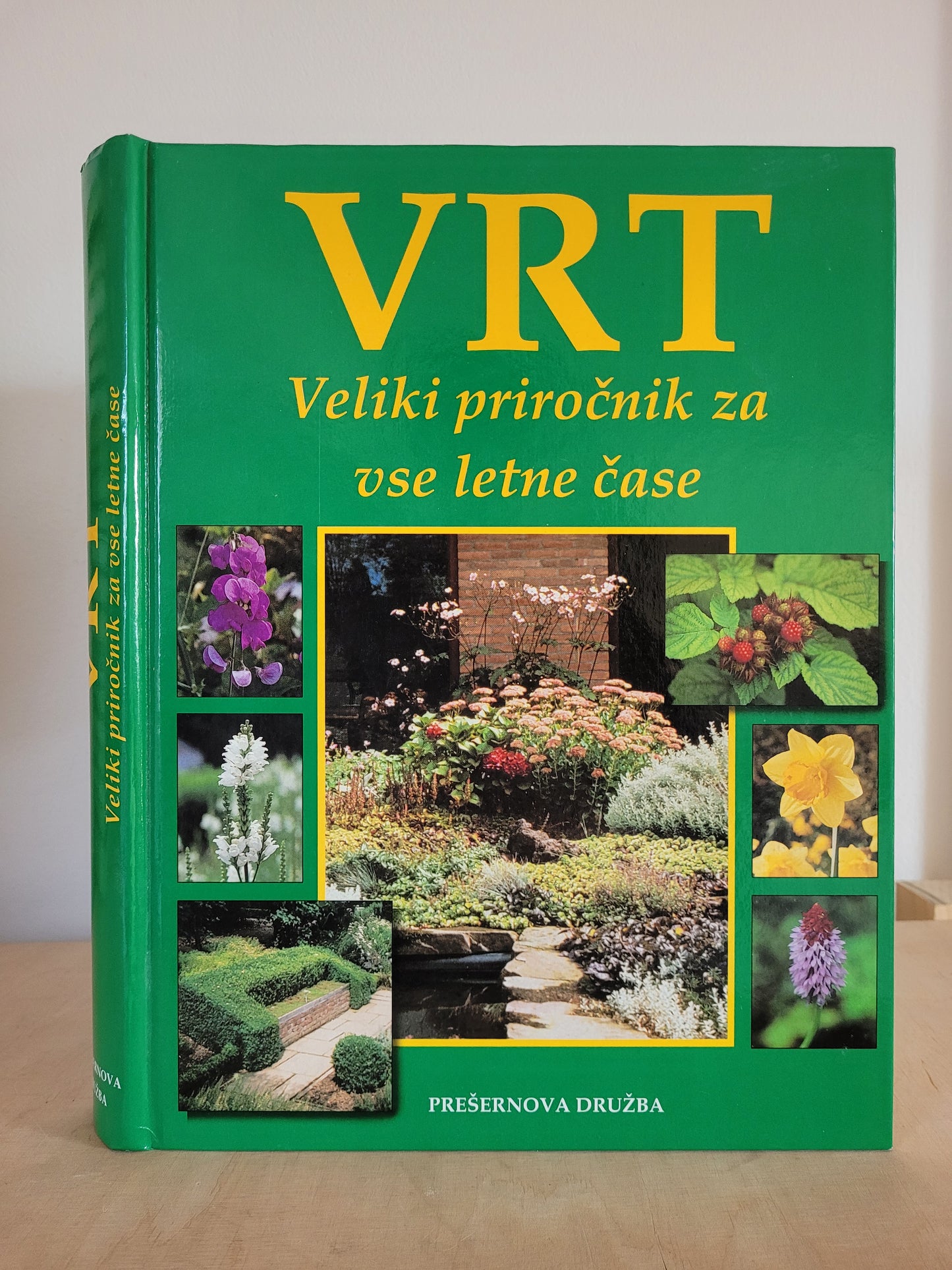 Vrt- veliki priročnik za vse letne čase.